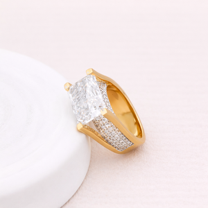 แหวนเพชรทรงเหลี่ยมมรกตจาก Avina Jewels Lab สำหรับผู้หญิง ประดับเพชรรอบด้าน ทอง 9K สีเหลือง/ขาว/โรสโกลด์ รับรองโดย IGI ชุบโรเดียม - Product Image 2