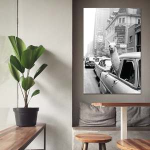 Póster de papel 'A Llama in Times Square' de estilo moderno para decoración de pared - Product Image 3
