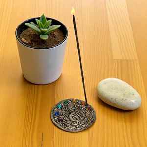 Quemador de Incienso Indio Religioso de Madera Hecho a Mano y Sostenible para Aromaterapia, Spa, Yoga, Meditación y Uso Doméstico - Product Image 3