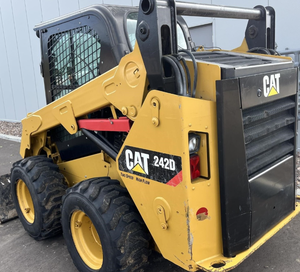 Cargadora compacta CAT 242D de uso pesado con orugas de goma y sistema de bomba de motor confiable. Entrega rápida. Compre con confianza. - Product Image 6