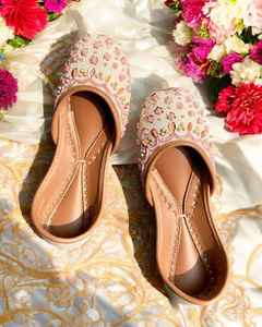 Khussa สีพื้นลำลองสำหรับผู้หญิงใส่ในร่มพร้อมหนังปักและพิมพ์ลายดีไซน์ใหม่ของปากีสถาน - Product Image 3