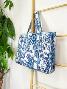 Sac fourre-tout matelassé fait à la main en coton fait à la main pour femmes indien bloc imprimé fermeture à glissière polyvalent pour printemps été ou hiver - Product Image 4