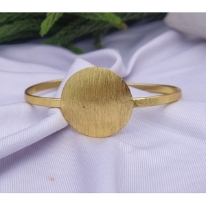 Bracelets classiques faits à la main en laiton plaqué or, style élégant avec design classique - Product Image 3