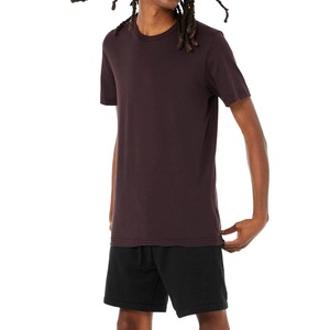 T-shirt décontracté pour homme, conçu pour une liberté de mouvement naturelle, avec un design équilibré et un style urbain élégant - Product Image 4