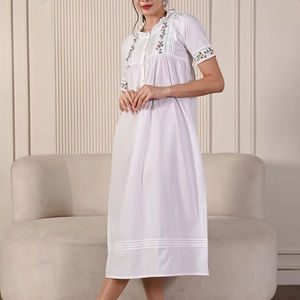 Chemise de nuit maxi en coton 100% blanc brodée à plis, style vintage, douce, écologique, respirante, lavable, design ample à la taille - Product Image 1
