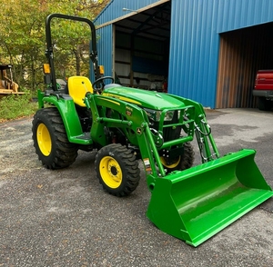 Tractor Subcompacto John Deere 1025R, 24.2 HP, Diésel - Product Image 4