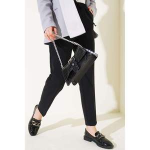 กางเกงสีดำเจียมเนื้อเจียมตัวกับเอวยางยืดและการออกแบบขาผอม - Product Image 4