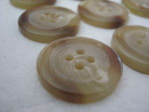 Boutons en corne de buffle traditionnels polis à la main pour manteaux, blazers et vêtements d'hiver, écologiques et durables - Product Image 3