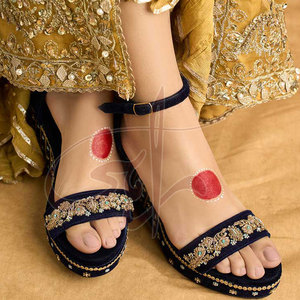 Service OEM, dernières tendances, sandales à talon antidérapantes, légères, semelle extérieure en cuir véritable, dessus en velours, haute qualité, quantité en gros - Product Image 4