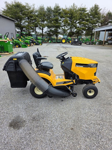 Tondeuse autoportée Cub Cadet LX42 de qualité supérieure, haute performance, structure robuste, idéale pour les grands terrains et les jardins. - Product Image 2