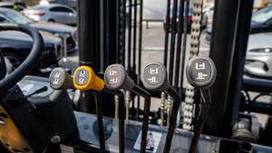 Carrello Elevatore Controbilanciato Usato 2026 Giallo Diesel con Pneumatici, 36.000 Libbre (16.329 Kg) con DSS |   Pronto per l'esportazione - Product Image 4