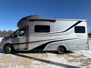 รถบ้านมอเตอร์โฮม Tiffin Wayfarer 25QW รุ่นปี 2020 Sprinter 3500XD วิ่งมาแล้วประมาณ 12,700 ไมล์ เครื่องยนต์เทอร์โบดีเซล V6 พร้อมการปรับแต่งเป็นรถบ้านแบบเต็มรูปแบบ อุปกรณ์ครบครัน - Product Image 3