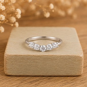 Bague Courbe Intemporelle à Cinq Pierres en Diamant de Laboratoire 0,39 Ct E-F VS en Or Massif 14K avec Sertissage à Griffes Certifiée IGI Style Vintage - Product Image 3