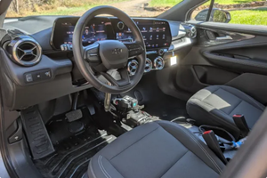 PRÊT À CONDUIRE - VÉHICULE D'OCCASION À VOLANT À GAUCHE |   Conduite à droite |   35 MILEAGEESS 2024 CHEVROLETTSS BLAZERRSS EV PURSUITTSS VEHICLEES 9C1 - Product Image 4