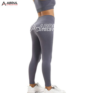 Ensemble de yoga de haute qualité avec tissu doux et design respirant pour l'entraînement et le sport, offrant une coupe flexible et une utilisation durable. - Product Image 4