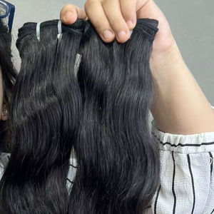 Vente en gros d'extensions de cheveux humains indiens vierges 100% bruts faisceaux ondulés naturels qualité supérieure approvisionnement en vrac dentelle française transparente - Product Image 1
