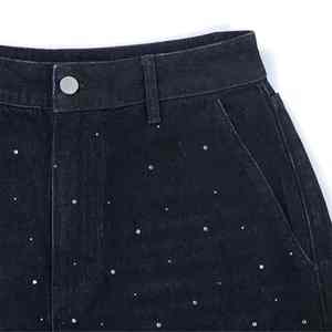 Brilla en cada paso con nuestra exquisita colección Midnight, que presenta detalles brillantes en este pantalón vaquero con pedrería. - Product Image 4