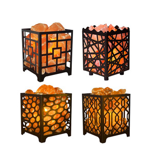 Lampe de sel rose de l'Himalaya de style panier en fer avec décoration de la maison de conception de fleur sculptée avec des morceaux de sel rose - Product Image 4