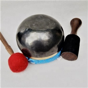 Cuenco de canto Ultra Bati de alta calidad hecho a mano Nepal impresión personalizada estilo religioso Logo tema Acero inoxidable latón medallas etiquetas - Product Image 2