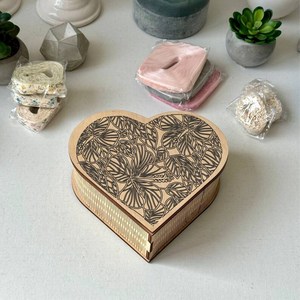 Petite boîte à bijoux en bois massif poli en forme de cœur, faite à la main, organisateur de bijoux, cadeau pour elle, décoration de mariage - Product Image 5