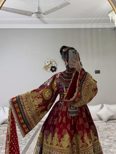 Elegante Vestido Corto de Terciopelo Color Granate Combinado con Pantalones Bombachos Plisados Color Verde Azulado con Bordado de Hilo Plateado - Product Image 5