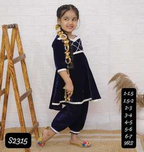 Beau Concept Velours Matériel Lohri Robes Spéciales Punjabi parapluie style Salwar Suit avec gota patti travail pour enfants filles - Product Image 1