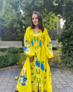 Robe brodée ukrainienne élégante et moderne de style unique Cadeau original pour femme Robe longue en lin incroyablement douce pour les vacances - Product Image 2