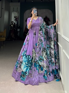 Vestido de seda Tussar con estampado floral y colección de vestidos de novia con toque de encaje que incluye Dupatta - Product Image 6