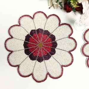 Ensemble de quatre sous-verres tendance, artisanat, broderie perlée, motif ananas, élégant, fantaisie, mignon, élégant, par Hiba Enterprises - Product Image 4