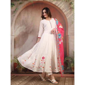 ชุดอานาร์กาลีสีขาวปักลายสำหรับผู้หญิง พร้อมผ้าคลุมไหล่ลายพิมพ์วาดมือ ชุดเดรสสไตล์ปากีสถานสำหรับงานเทศกาล เสื้อผ้าชาติพันธุ์ - Product Image 3