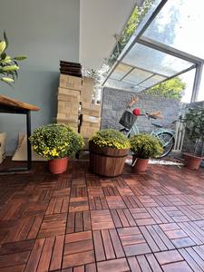 Vietwood Juego de azulejos de cubierta de patio exterior de acacia de 12 listones entrelazados de 10 piezas PVC impermeable de fácil clic para uso en interiores contemporáneo - Product Image 3