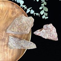 Natürliche Ajooba-Jaspis-Kristallsplitter im Großhandel - KALA CULTURE Großhändler für Heilkristalle - Rohe Kristalle für Energieheilung und Mineralien