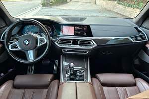 BMW X5 M50i 2022 d'occasion, 523 ch, V8 turbo, transmission intégrale, pack exécutif, bleu métallisé Phytonic - Product Image 4