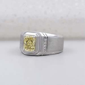 Bague de fiançailles pour homme certifiée IGI avec diamant jaune fantaisie taille radiant, sertissage large en or blanc et pierres latérales rondes - Product Image 3