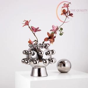 Jarrón Artístico de Metal para Mesa con Acabado de Primera Calidad, Ideal para Mesas Decorativas, Estantes e Interiores de Diseño - Product Image 6