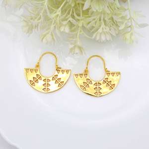 Venta al por mayor personalizado estilo minimalista latón Material acabado medio círculo diseño de aro pendientes para mujeres chapado en oro étnico hecho a mano - Product Image 5