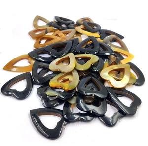 Pendentif en corne de buffle naturelle |   Accessoire de bijouterie artisanal écologique - Product Image 3