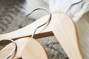 Cintres en bois de haute qualité avec barres antidérapantes en bois pur pour suspendre les vêtements et accessoires sheeri artisanat - Product Image 4