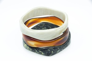 Nuevo y Exclusivo Juego de Brazaletes de Resina con Diseño Elegante en Crema, Marrón y Negro Marmoleado, Joyería Unisex, Accesorio de Moda - Product Image 3