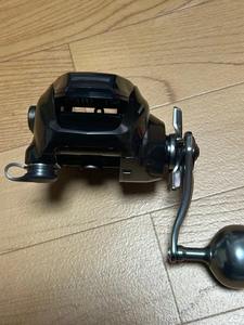 Listo para enviar: Carrete eléctrico Daiwa SEABORG 300J L, el más vendido, manivela izquierda, pantalla en inglés, acero. - Product Image 4