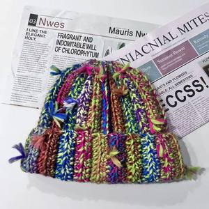 Lindo Gorro de Punto con Borlas de Colores Contrastantes, Cálido y Dulce para Otoño e Invierno, Gorro Tejido a Mano, Gorro para el Frío - Product Image 5