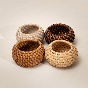 Anneaux de serviette de luxe pour la mise en scène de table, fournitures de restaurant, anneau en rotin circulaire pour maintenir les serviettes - Product Image 1