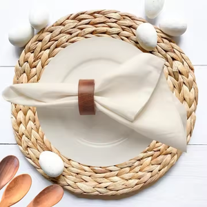 Servilletero dorado de madera de acacia, bandeja redonda ecológica para servir para bodas, cenas, uso diario, hecho por decor IMPEX - Product Image 4