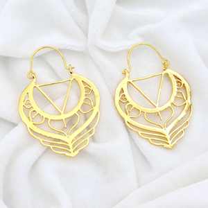 Aros largos de diseño exclusivo, Material Unisex de latón, forma de triángulo, flor de loto Floral, elegantes pendientes colgantes chapados en oro de 18 quilates - Product Image 4