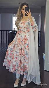 Ensemble prêt-à-porter en fausse georgette multicolore avec impression numérique et diamants Anarkali et pantalon avec dupatta Anarkali - Product Image 2