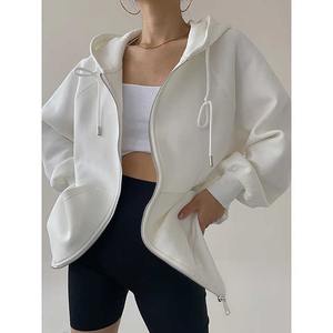 Chándal de invierno personalizado de alta calidad para mujer con logotipo bordado con capucha y apliques perfumados - Product Image 1