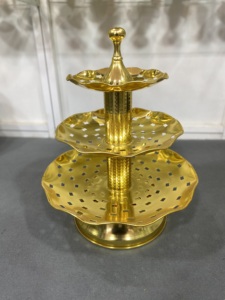 Qualité supérieure pour servir le support de gâteau support de gâteau en métal fait à la main avec revêtement en poudre d'or finition forme ronde bordure en cristal - Product Image 4