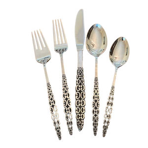 Ensemble de couverts durables en acier inoxydable à bas prix, finition argentée de style simple, pour les besoins quotidiens, vente directe en usine - Product Image 2