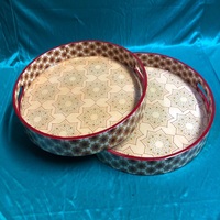 Plateau en résine et en bois sur mesure dans un plateau de service rond avec un design doux et élégant en brun doré. Idle pour les cadeaux de décoration intérieure