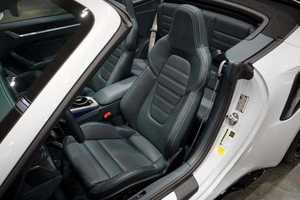 Porsche 911 Turbo S Cabriolet AWD 2024 Blanco Brillante Usado con Llantas de Aleación, Asientos de Cuero, Sistema de Navegación, Arranque Remoto, Volante a la Izquierda, Interior Oscuro - Product Image 5